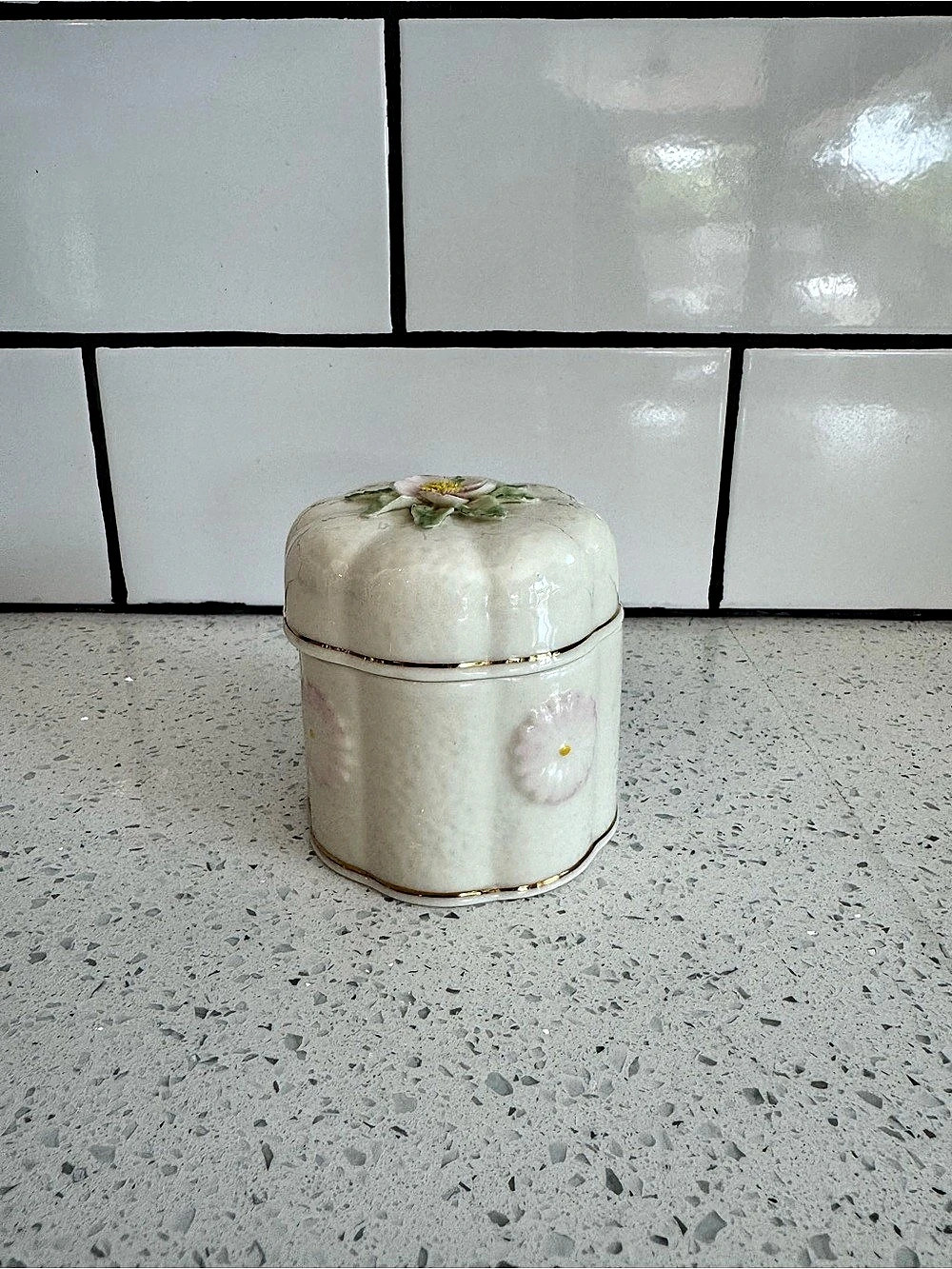 Belleek Collectors Society Members' Limited Edition 2001 Floral Ceramic Decor